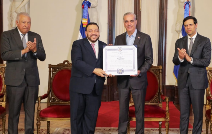 Presidente Abinader condecora de manera póstuma al expresidente Ulises Francisco Espaillat