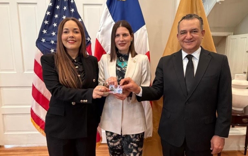 Embajadora dominicana en EE. UU. recibe primera nueva cédula en el exterior
