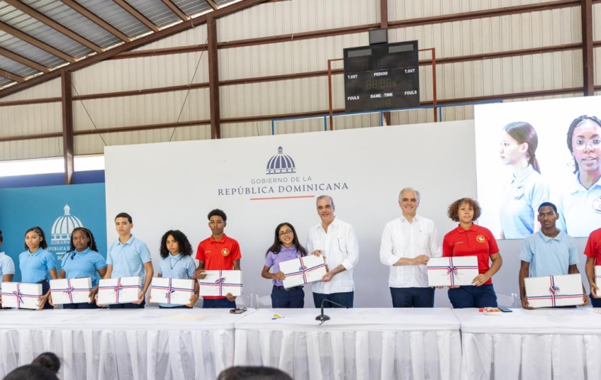 Presidente Abinader impulsa educación, producción y desarrollo del Sur durante jornada de trabajo en Duvergé