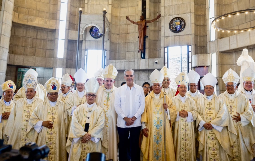 Presidente Abinader asiste a toma de posesión del nuevo obispo de la Diócesis de La Vega Andrés Napoleón Romero Cárdenas
