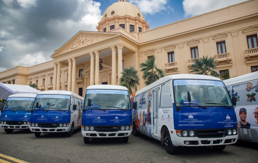 Gobierno entrega 40 nuevos autobuses para fortalecer el transporte universitario en todo el país