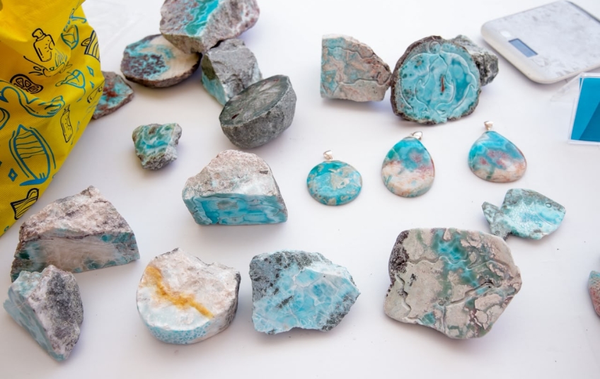 Hay larimar para el mercado dominicano: Primera feria oferta 15 mil libras de piedra en bruto
