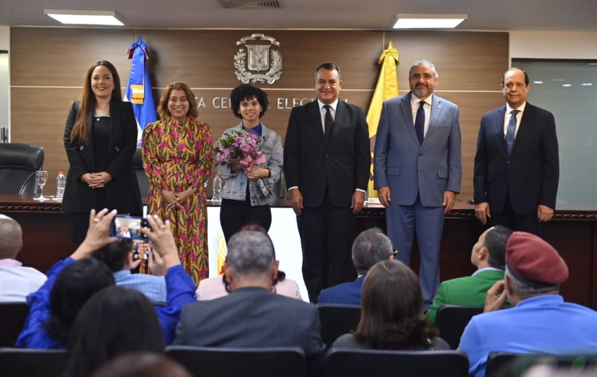 JCE reconoce a la ciudadana que recibió la cédula número 3 millones y elimina restricción por mes de cumpleaños