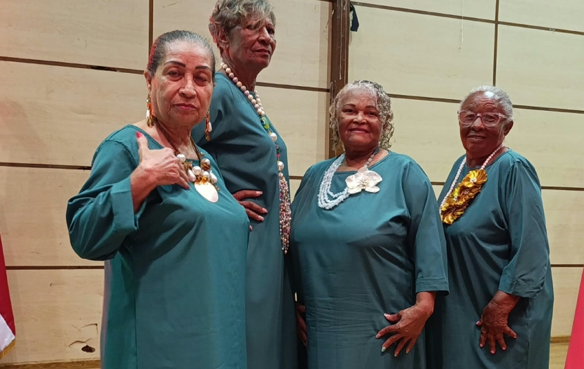 Adultas mayores participan en pasarela de moda